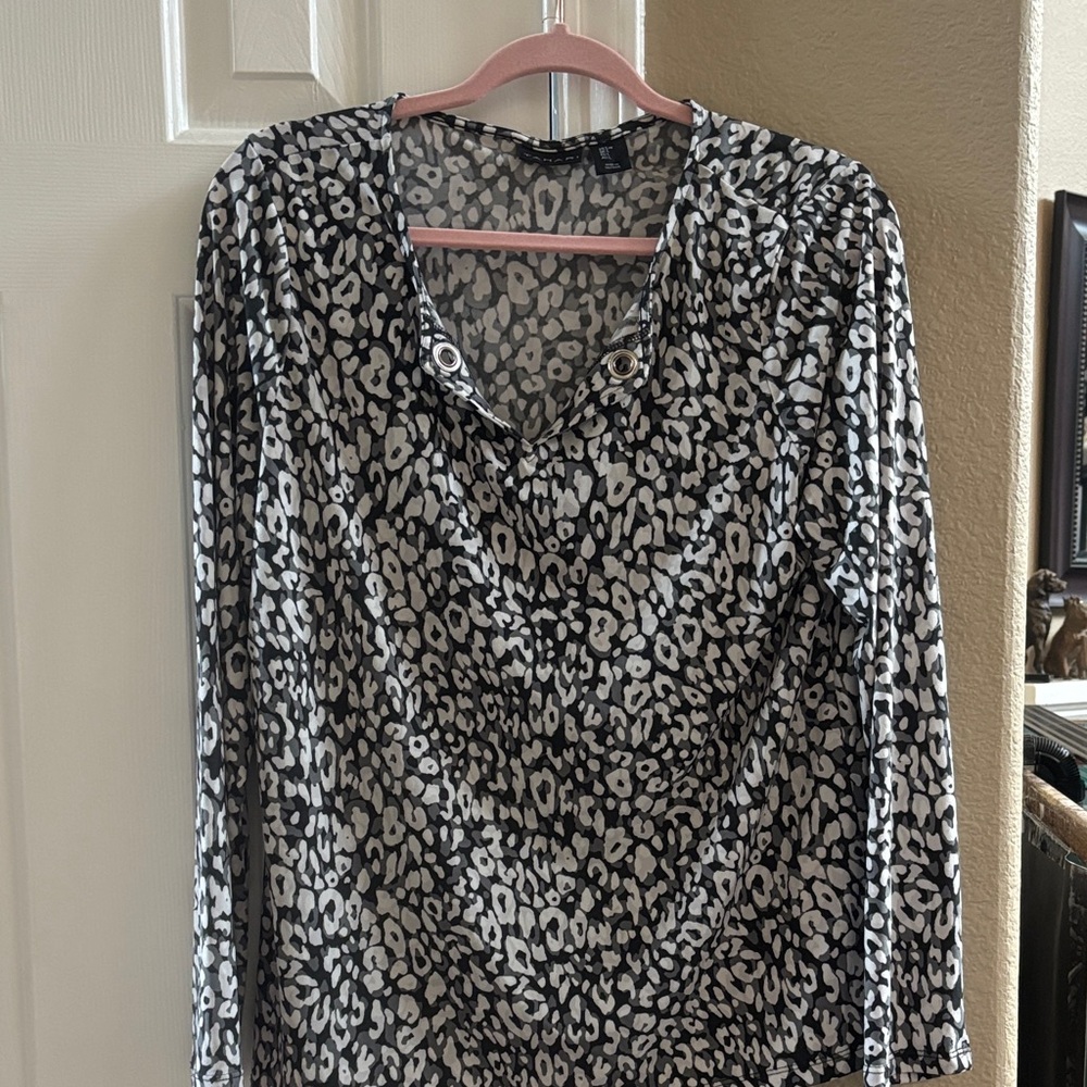 Tahari Black and White Animal Print Long Sleeve Top
